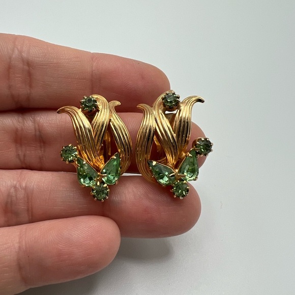 VINTAGE EARRINGS Gold Tone Green Crystal COLLECTIBLE COSTUME JEWELRY CLIP ON - Picture 2 of 13